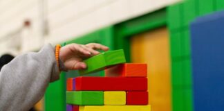 Zabawki edukacyjne a rozwój dziecka - jak wpływają na zdolności poznawcze i społeczne?