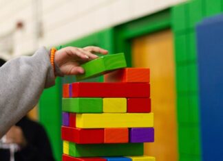 Zabawki edukacyjne a rozwój dziecka - jak wpływają na zdolności poznawcze i społeczne?