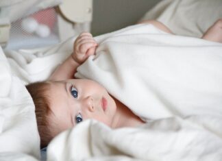 Jakie są najważniejsze czynniki, na które trzeba zwrócić uwagę przy wyborze odzieży dla niemowląt?